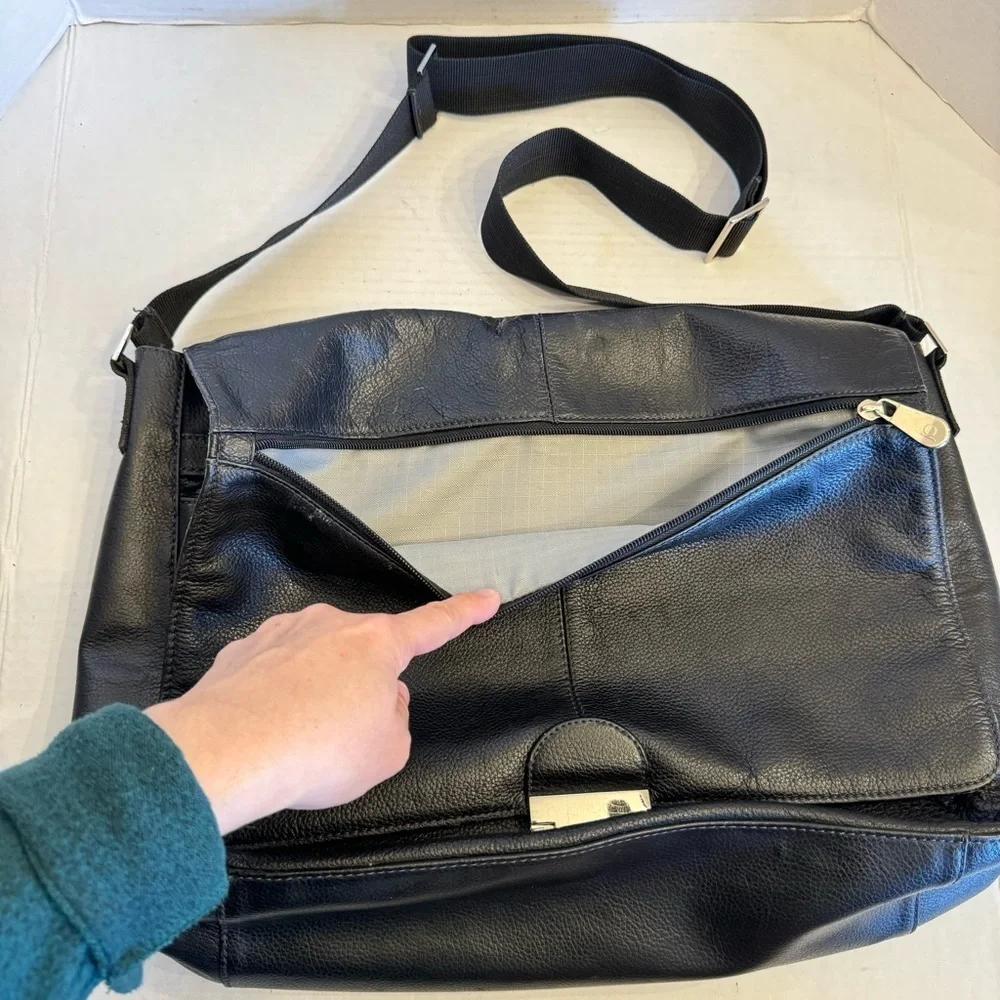 PERRY ELLIS PORTFOLIO Black Leather Briefcase Messenger Bag Business Travel
